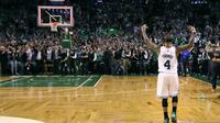 Guard Boston Celtics, Isaiah Thomas, merayakan kemenangan bersama fans setelah mengalahkan Washington Wizards 129-119 pada gim kedua putaran kedua playoff NBA 2017 di TD Garden, Boston, Selasa (2/5/2017). (AP Photo/Charles Krupa)
