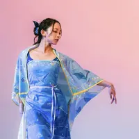 Sejauh Mata Memandang mengadopsi prinsip circular fashion dan upcycle. Selain menggunakan material alami, mereka juga menggunakan bahan-bahan dari pakaian yang sudah tak terpakai. Bahan tersebut diolahnya menjadi karya busana yang menggabungkan inspirasi busana tradisional dan kontemporer sehingga menarik di mata anak muda. [Foto: Instagram/ sejauh Mata Memandang]