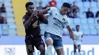 Gelandang PSM Makassar, Yakob Sayuri (22) mencoba merebut bola dari penguasaan striker Persita Tangerang, Ramiro Fergonzi dalam laga BRI Liga 1 2023/2024 di Stadion Batakan, Balikpapan, Minggu (4/4/2024) malam WIB. (Dok. Persita Tangerang)