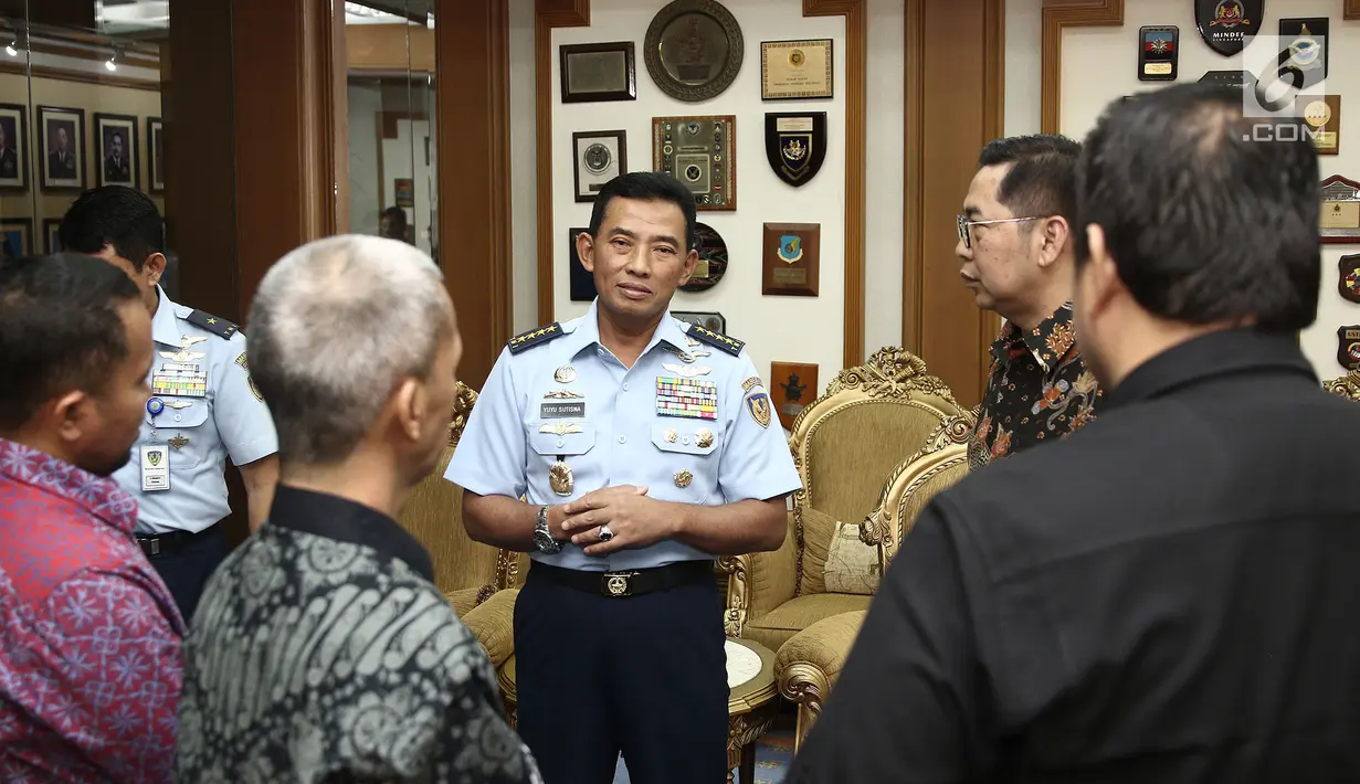 KSAU Marsekal TNI Yuyu Sutisna berbincang dengan jajaran EMTEK Group di Mabes TNI Cilangkap, Jakarta (6/12). PT EMTEK Tbk bersilaturahim untuk memelihara dan kembali membangun kerjasama antara Emtek dan Angkatan Udara. (Liputan6.com/Herman Zakharia)