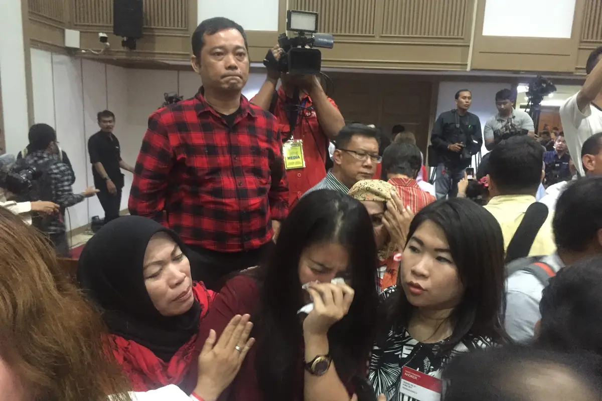 Tangis Pendukung Ahok Pecah Di Ruang Sidang