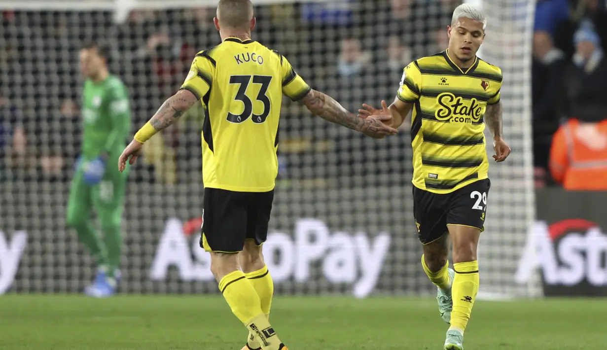 Penyerang Watford, Cucho Hernandez berselebrasi usai mencetak gol ke gawang Manchester City pada pertandingan lanjutan Liga Inggris di Stadion Vicarage Road di Watford, Inggris (4/12/2021). Hasil ini mengantarkan Man City ke puncak klasemen Liga Inggris dengan 35 poin. (AP Photo/Ian Walton)