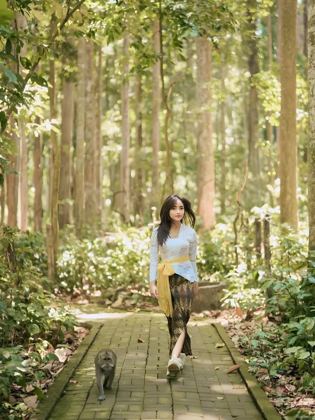 Fuji Utami foto bareng bestie di Bali