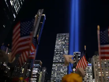 Cahaya kembar atau Tribute in Light menembus cakrawala Manhattan, kota New York pada peringatan 23 tahun serangan 9/11 di World Trade Center pada tanggal 11 September 2024. (Leonardo Munoz/AFP)