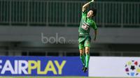 Pemain PS TNI, Hong Soon-hak merayakan gol ke gawang Borneo FC pada lanjutan Liga 1 Indonesia di Stadion Pakansari, Bogor, Senin (17/4/2017). PS TNI bermain imbang 2-2 dengan PBFC. (Bola.com/Nicklas Hanoatubun)