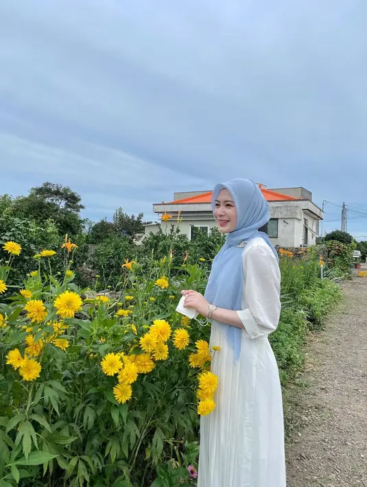 Simple tapi anggun, padukan dress putih kamu dengan hijab warna biru cerah seperti Ayana Moon ini. [Instagram/xolovelyayana]