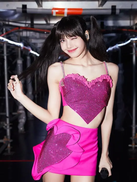 Tak hanya itu, perempuan kelahiran tahun 1997 ini juga menerima gelar 'Most Followers on Instagram For a K-pop Artist'. (FOTO: instagram.com/lalalalisa_m/)