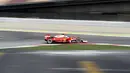 Pebalap Ferrari, Sebastian Vettel  mencatat waktu  1m24,611s pada sesi kedua tes pramusim di Sirkuit Catalunya, Barcelona, Rabu (2/3/2016). Malam WIB. (AFP/Josep Lago)