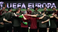 Pelatih Arsenal, Unai Emery (belakang tengah) berbincang dengan para pemainnya selama sesi latihan tim di stadion Mestalla di Valencia, Spanyol (8/5/2019). Pada leg pertama Arsenal menang 3-1 atas Valencia di Emirates Stadium, Inggris. (AFP Photo/Jose Jordan)