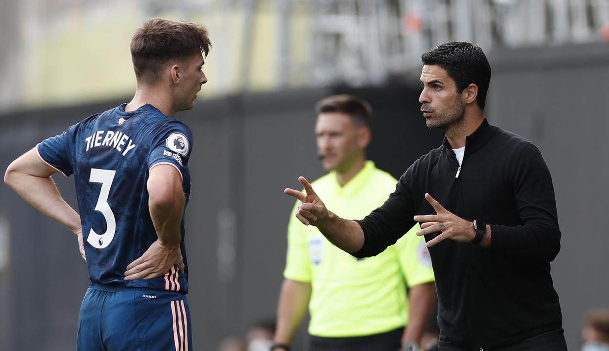 Pelatih Arsenal, Mikel Arteta, memberikan arahan kepada Kieran Tierney saat menghadapi Fulham pada laga Liga Inggris di Craven Cottage, London, Sabtu (12/9/2020) malam WIB. Arsenal menang 3-0 atas Fulham. (Paul Childs/Pool via AP)