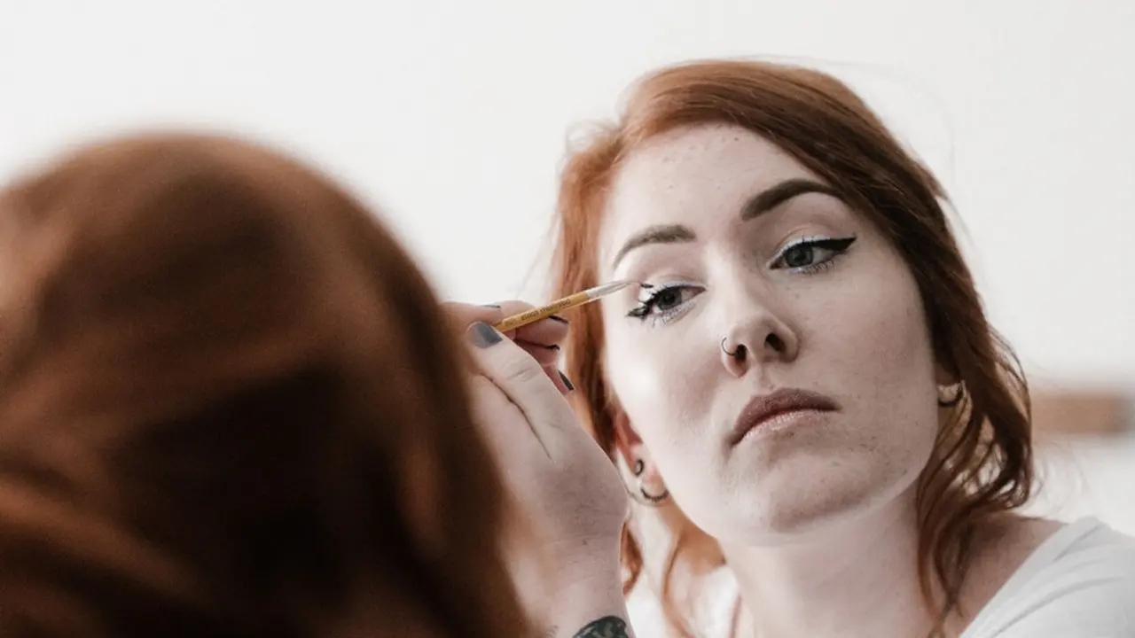 Cara memakai eyeliner
