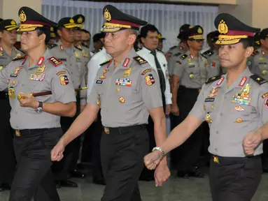 Kabareskrim Mabes Polri, Komjen Pol Ari Dono Sukmanto (kiri) bersiap melaporkan kenaikan pangkat kepada Kapolri Jenderal Pol Badrodin Haiti di Jakarta, Kamis (30/6). 17 perwira tinggi polri mendapat kenaikan pangkat. (Liputan6.com/Helmi Fithriansyah)