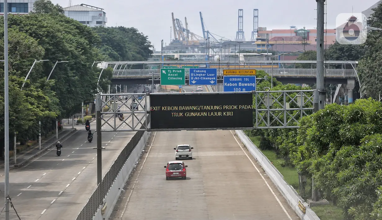 Kendaraan bermotor melintas di jalan Yos Sudarso menuju Pelabuhan Tanjung Priok, Jakarta, Jumat (18/3/2025). (Liputan6.com/Angga Yuniar)