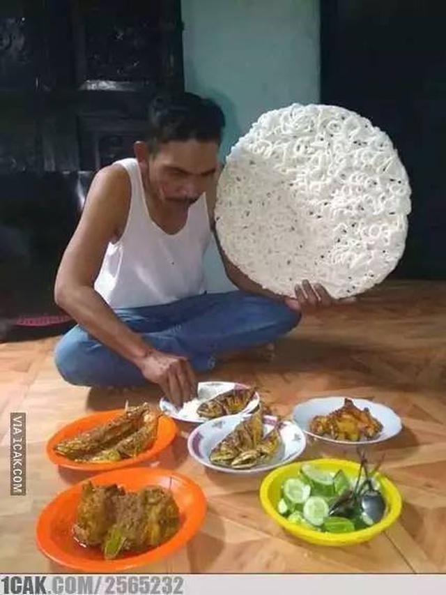 8 Potret Kocak Orang Menikmati Kerupuk Ini Bikin Heran