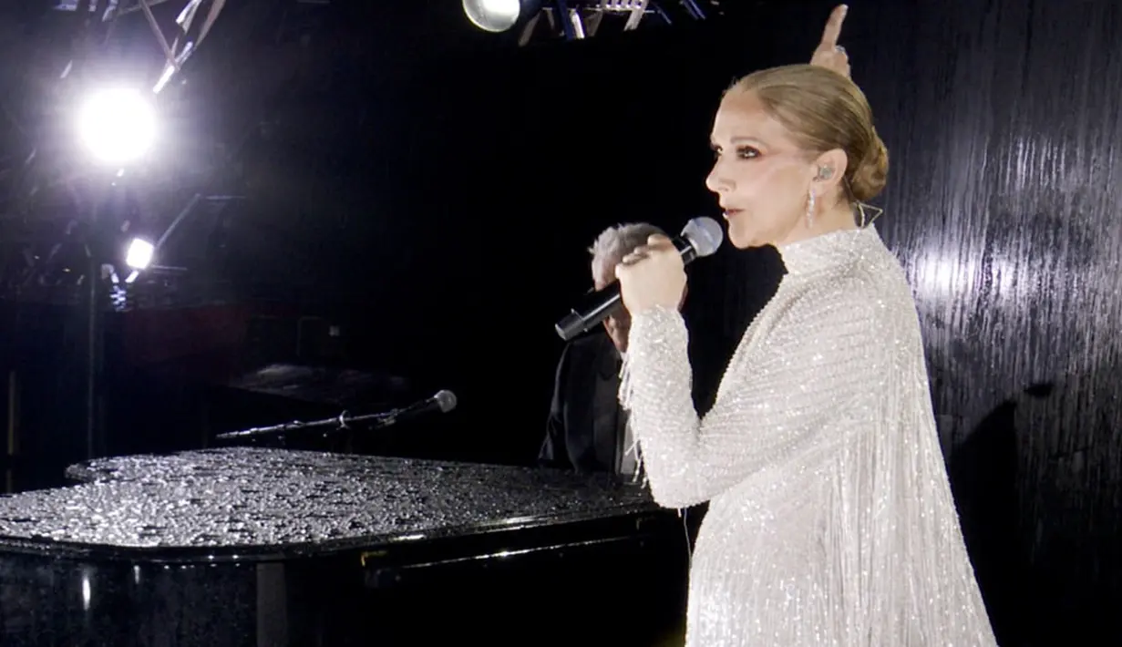 <p>Celine Dion akhirnya comeback di panggung pembukaan Olimpiade 2024. Penampilannya jelas menarik perhatian dunia, setelah sekian lama penyanyi legendaris ini hiatus karena sakit. [Foto: Instagram/celinedion]</p>