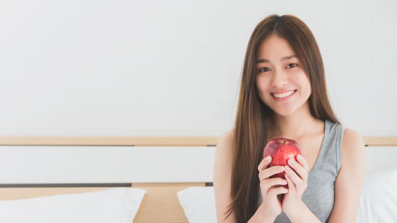 makan buah apel