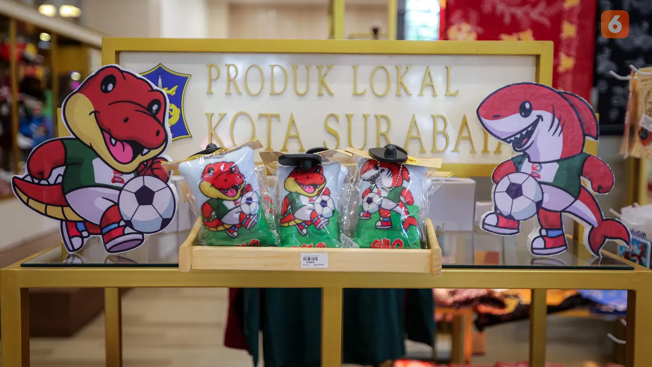 Foto: Berburu Merchandise Piala Dunia U-17 2023 di Kota Surabaya