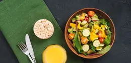 lemon vinaigrette dikenal sebagai salah satu dressing favorit karena rasanya yang ringan, segar, dan mudah disesuaikan dengan berbagai jenis makanan. (foto/dok: freepik)