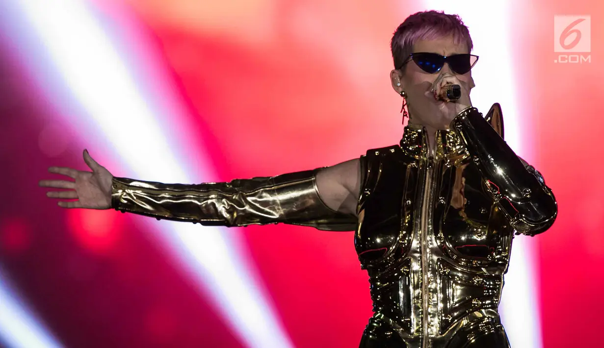 Penyanyi Katy Perry saat membawakan lagu pada konsernya bertajuk Witness: The Tour di ICE BSD, Tangerang Selatan, Sabtu (14/4). Pada konsernya di Indonesia Katy bawakan 20 lagu untuk KatyCats Indonesia. (Liputan6.com/Faizal Fanani)