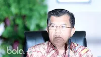 Wakil Presiden Republik Indonesia, Jusuf Kalla menghadiri rapat pembahasan Asian Games 2018 di Gedung Kemenpora RI, Jakarta, Rabu (15/3/2017). (Bola.com/Nicklas Hanoatubun)
