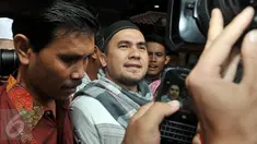 Penyanyi dangdut Saipul Jamil saat akan keluar untuk melakukan shalat Jumat di Polsek Kelapa Gading, Jakarta, Jumat (19/2). Saipul yang ditetapkan sebagai tersangka kasus pencabulan terhadap DS (17) mendapat pengawalan ketat. (Liputan6.com/Johan Tallo)