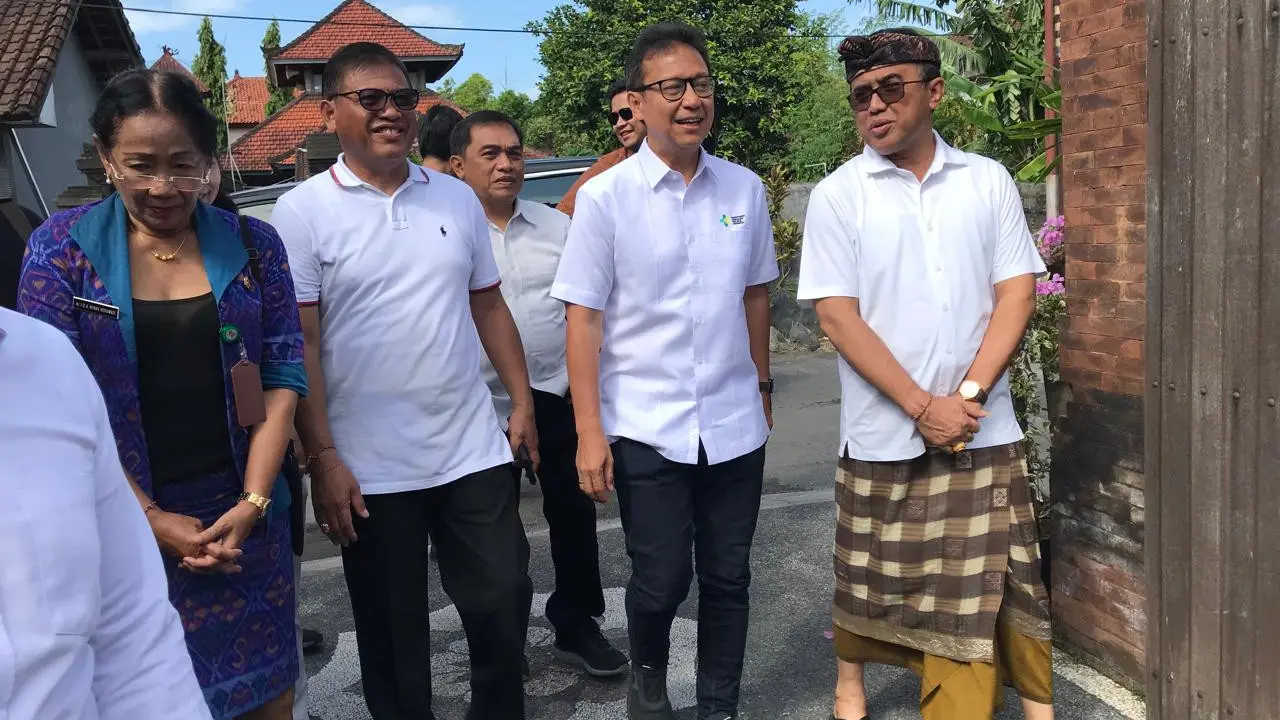 Menkes Budi di Bali untuk mengecek jaringan internet Starlink punya Elon Musk yang bakal digunakan puskesmas-puskesmas di Indonesia. (Foto: Kemenkomarves)