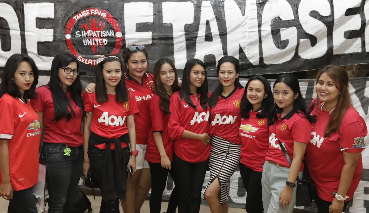 Para fans wanita foto bersama usai menyaksikan laga MU melawan City. (Bola.com/Vitalis Yogi Trisna)