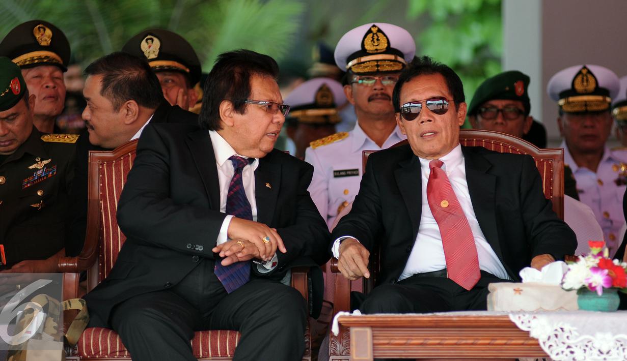 Kepala BIN, Letjen TNI (Purn) Sutiyoso (kanan-depan) hadir menyaksikan Serah Terima Jabatan Panglima TNI dari Jenderal TNI Moeldoko kepada Jenderal TNI Gatot Nurmantyo di Mabes TNI Jakarta, (14/7/2015). (Liputan6.com/Helmi Fithriansyah)