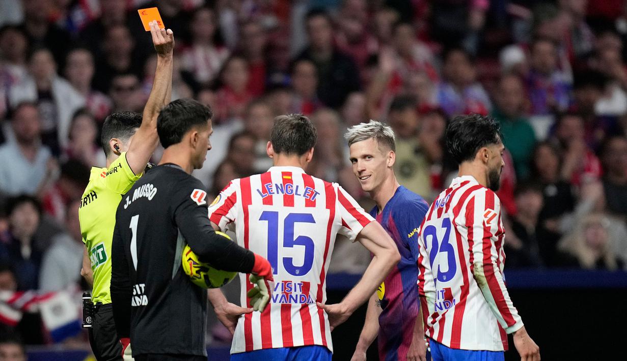 Barcelona dapat keuntungan jumlah pemain setelah Nicolas Gonzalez diganjar kartu merah oleh wasit akibat pelanggaran keras kepada Lamine Yamal. (AP Photo/Bernat Armangue)