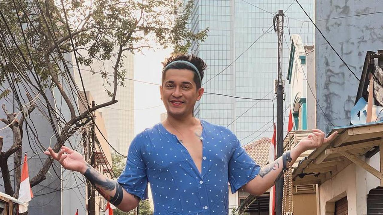 Miller berpose lucu meskipun heels-nya tidak pas.