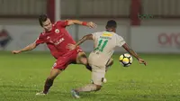 Pemain Persija Jakarta, Rezaldi Hehanussa (kiri) berebut bola dengan pemain Persebaya Surabaya, Pahabol pada laga Gojek Liag 1 bersama Bukalapak di Stadion PTIK, Jakarta (26/6/2018). Persija dan Persebaya bermain imbang 1-1. (Bola.com/Nick Hanoatubun)