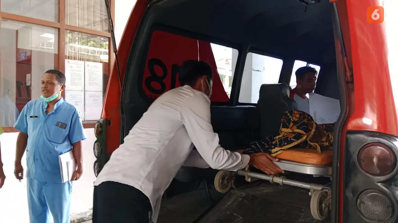 Jasad anggota perguruan silat yang tewas di Banyuwangi dibawa ke RSUD Blambangan Banyuwangi untuk diperiksa (Hermawan Arifianto/Liputan6.com)