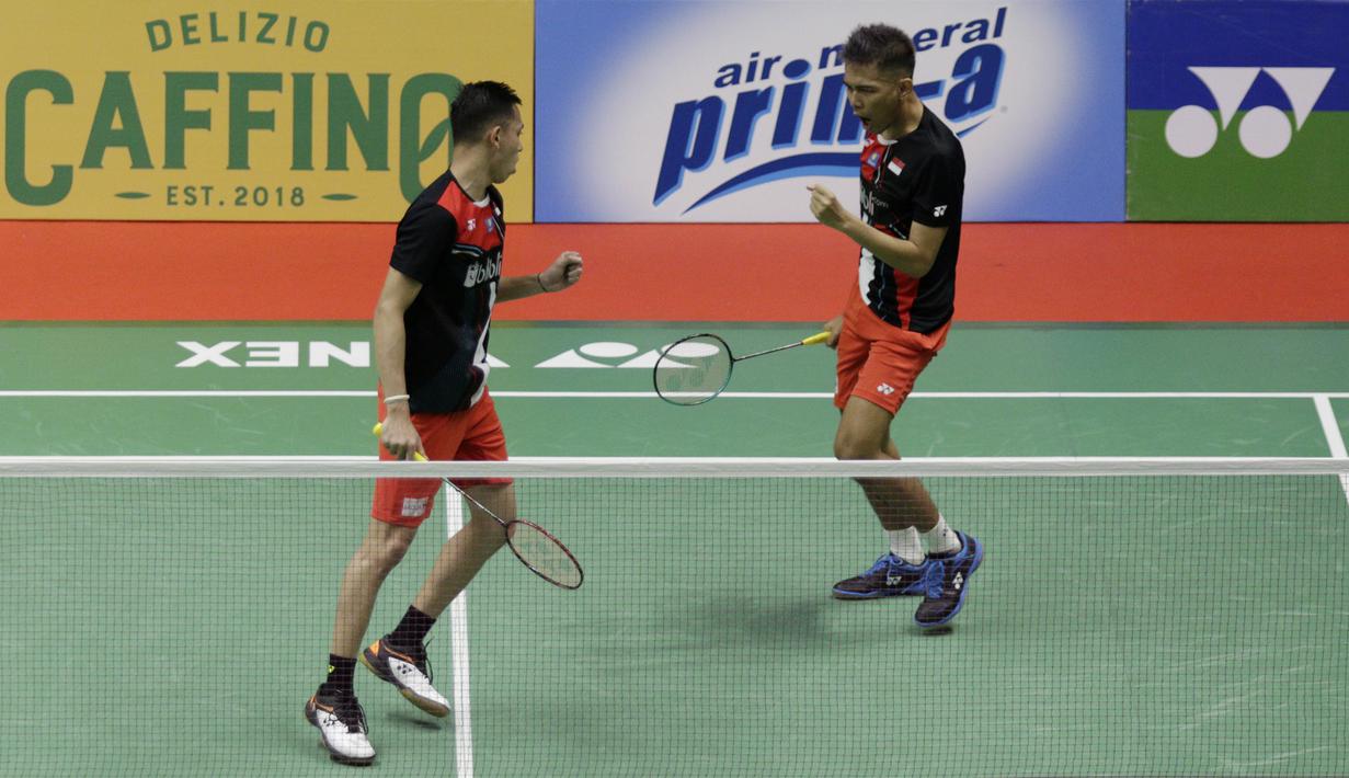 Ganda Putra Indonesia, Fajar Alfian/Muhammad Rian Ardianto, saat melawan wakil Jepang, Akira Koga/Taichi Sato, pada laga Indonesia Masters di Istora, Jakarta, Rabu (15/1/2020). Fajar/Rian menang 21-19, 16-21, dan 21-13. (Bola.com/M Iqbal Ichsan)