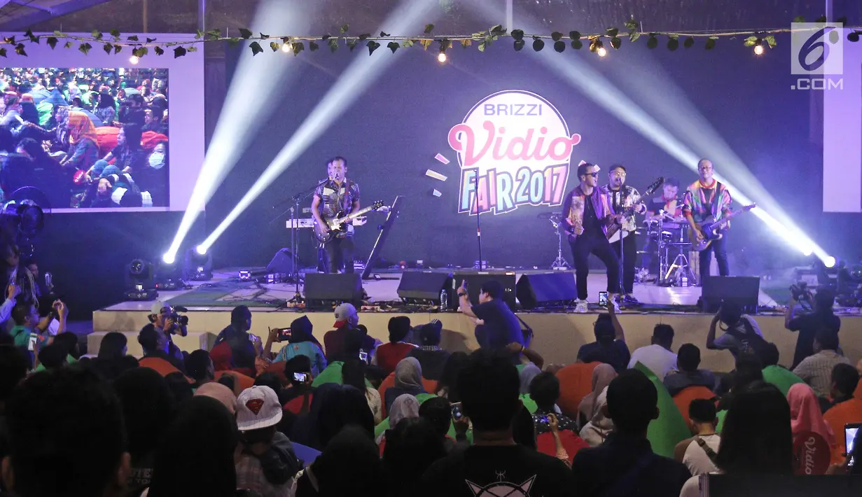 Penampilan Grup band Nidji dalam acara BRIZZI Vidio Fair 2017 di The Space Senayan City, Jakarta Pusat, Sabtu (9/12). Aksi panggung Nidji tersebut menjadi rangkaian akhir tahun terakhir Giring Nidji. (Liputan6.com/Herman Zakharia)