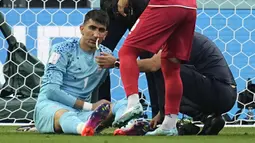 Timnas Iran harus kehilangan kiper utama mereka, Alireza Beiranvand sejak menit ke-19 usai terlibat benturan di bagian hidung dengan rekannya. Meski mencoba untuk melanjutkan permainan usai mendapat perawatan medis, akhirnya sang kiper harus ditarik keluar. (AP/Abbie Parr)