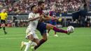 Striker Real Madrid, Rodrygo Silva (kiri) berebut bola dengan bek Barcelona, Eric Garcia pada laga pramusim Soccer Champions Tour 2023 di AT&T Stadium, Arlington, Texas, Minggu (30/7/2023) dini hari WIB. (AP Photo/Jeffrey McWhorter)