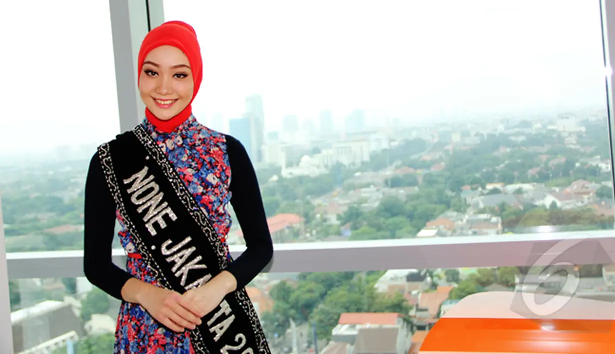 Vina Muliana membuat sejarah baru, ia menjadi None pertama Jakarta yang mengenakan hijab. Foto diambil di kantor Liputan6.com, Jakarta, Selasa (3/3/2015). (Liputan6.com/Helmi Afandi)
