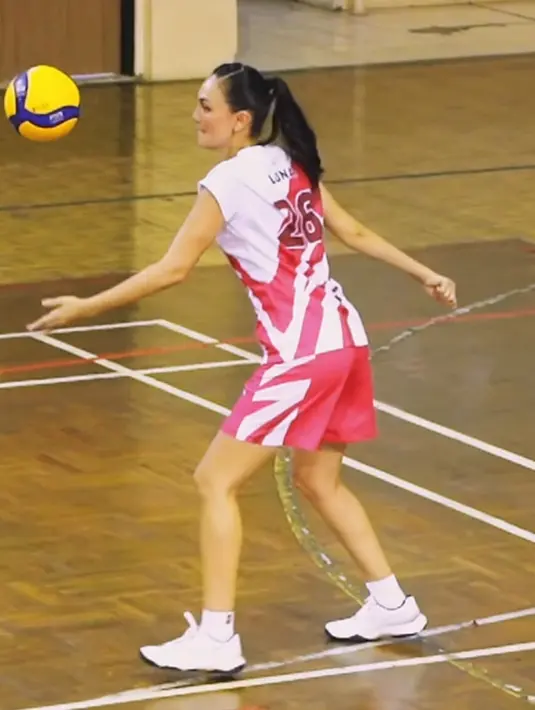 Luna Maya menata rambutnya dengan top braided ponytail yang memudahkan mobilitasnya bermain. [@lunamaya]