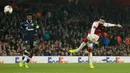 Pemain Arsenal, Olivier Giroud mencoba mencetak gol saat menjamu Red Star Belgrade pada penyisihan Grup H Liga Europa di Emirates Stadium, Jumat (3/11). The Gunners ditahan imbang tanpa gol oleh tim tamu. (AP /Tim Ireland)