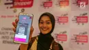Model menunjukkan aplikasi My Smart Shopper ID Offline saat peluncuran di Jakarta, Jumat (22/6/2019). Aplikasi yang berbasis di Malaysia mulai melakukan ekspansi ke Indonesia sebagai solusi belanja ritel dalam bisnis e commerce. (Liputan6.com/Fery Pradolo)