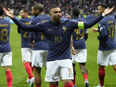 Timnas Prancis masih menjaga hasil sempurna di Kualifikasi Euro 2024 setelah menang telak 14-0 atas Gibraltar di Allianz Riviera Stadium, Nice, Minggu (19/11/2023) dini hari WIB. Lima gol Les Bleus dihasilkan dari dua striker andalan mereka, yaitu Kylian Mbappe yang mencetak hattrick dan Olivier Giroud dengan brace-nya. Dengan hasil ini, Timnas Prancis masih menjaga hasil sempurna di Grup B dengan menyapu bersih 7 kemenangan dari 7 laga yang telah dijalani dan hanya menyisakan satu laga lagi untuk menutup fase grup dengan hasil sempurna. (AP Photo/Daniel Cole)