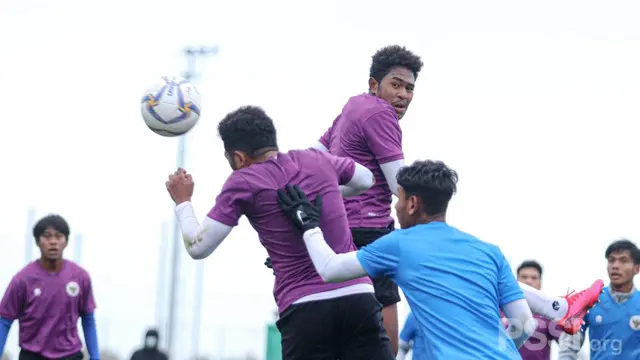 Gelandang Timnas Indonesia U-19, Braif Fatari (tengah) saat gim internal di Spanyol.
