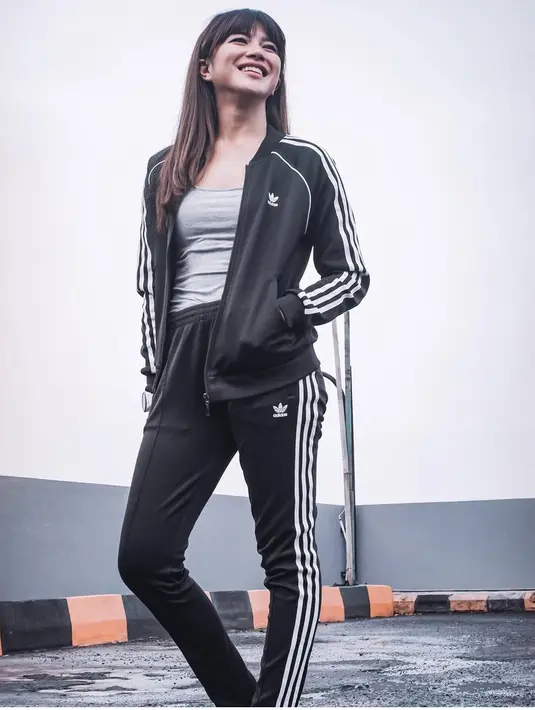 Lewat Instagramnya, Dita kerap kali tampil sporty. Misalnya saja mengenakan tracksuit hitam dari brand Adidas. Dengan inner tan top. Dok Instagram @fakhranaaa
