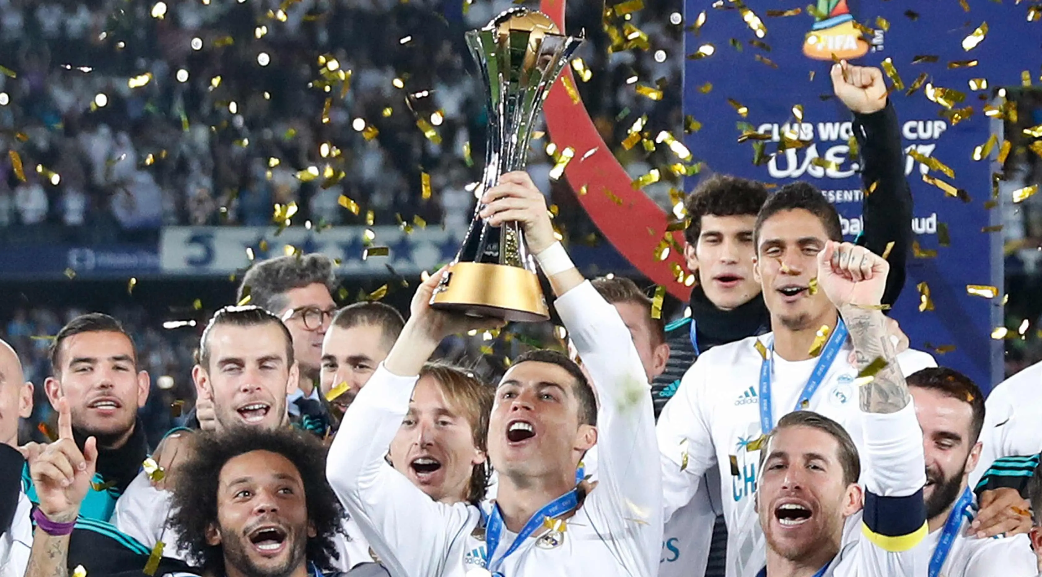 Penyerang Real Madrid, Cristiano Ronaldo mengangkat trofi Piala Dunia Antarklub 2017 usai mengalahkan klub Brasil, Gremio pada babak final di stadion Zayed Sports City di Abu Dhabi, Uni Emirat Arab, (16/12). (AP Photo / Hassan Ammar)