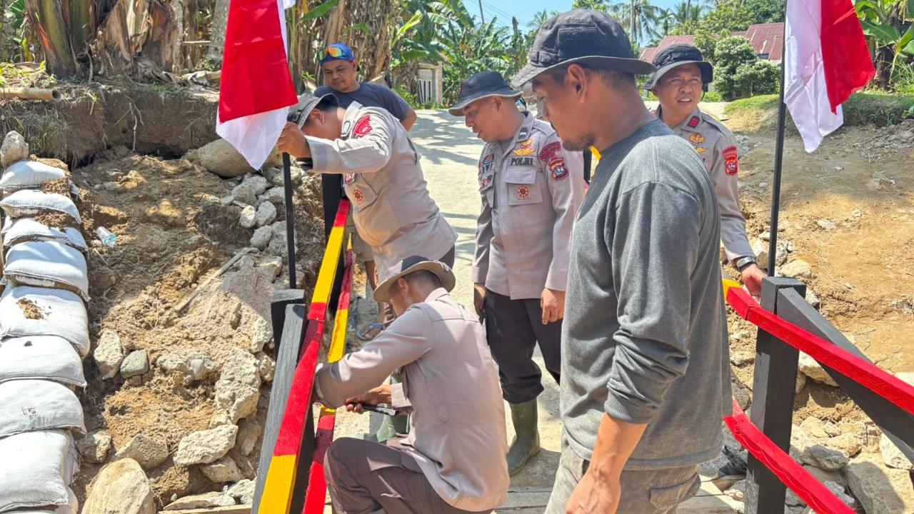 Brimob Polda Sumbar Rampungkan Jembatan Darurat Penghubung Kataping–Sungai Buluah
