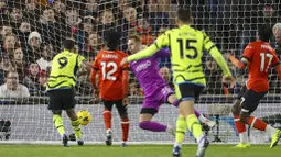 Gabriel Jesus tampil impresif di lini depan Arsenal. Penyerang asal Brasil itu tak cuma mencetak satu gol, tetapi juga turut berandil menyumbang satu assist untuk gol Havertz. (AP Photo/Ian Walton)