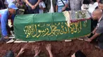 Isak tangis keluarga mengiringi jenazah almarhum saat diturunkan ke liang lahad