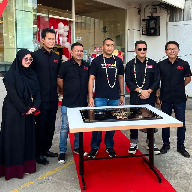 Arief Muhammad dalam pembukaan restoran Padang Payakumbuah miliknya di Tangerang Selatan, baru-baru ini. (Foto: Dok. Koleksi Pribadi Arief Muhammad)