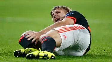 Bek Manchester United, Luke Shaw kesakitan usai di tekel bek PSV, Hector Moreno pada pertandingan Grup B Liga Champions di Stadion Philips, Belanda (16/9/2015). Kaki kanan Shaw dikabarkan patah setelah dilanggar. (Reuters/Andrew Couldridge)