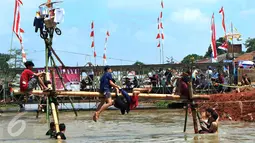 Peserta mengikuti lomba gebuk bantal di Kalimalang, Jakarta Timur, Senin (17/8). Lomba tersebut dalam rangka menyemarakkan perayaan HUT RI ke-71.(Liputan6.com/Johan Tallo)